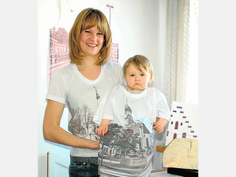 Freches Design mit Heimatgef&uuml;hlen gibt&rsquo;s bei Inga Raab (mit Tochter Nele), die das junge Schongauer Modelabel &bdquo;G&rsquo;mahde Wies&rsquo;n&ldquo; gegr&uuml;ndet hat. foto: bas