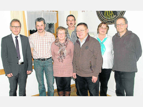 Neu aufgestellt: Werner Gruber, Hildegard Lutz, Andreas Herold, Werner Arm, Maria B&uuml;rckst&uuml;mmer und Kreisfachberater Siegfried Lex (von links). foto: hwa