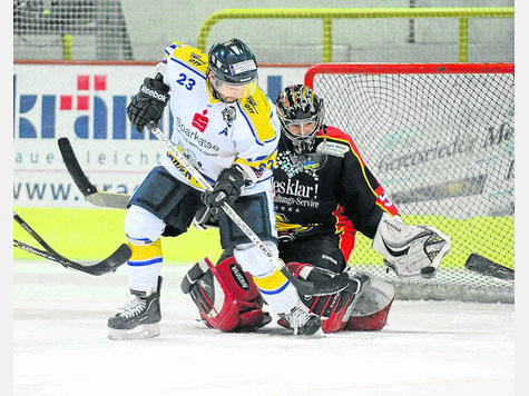 Kein Durchkommen gab es f&uuml;r die River Rats um Michael Helfrich (li.) gestern Abend: Die Bad Aiblinger um ihren starken Torh&uuml;ter Christian Till nahmen beim 4:3-Sieg beide Punkte aus Geretsried mit. foto: hans lippert