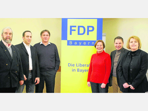 Liberales Gruppenfoto (v.l.): Ewald Silberhorn, Markus Wasserle, Rupert Lanzinger, FDP-Mdl Renate Will, Dr. Daniel Volk sowie Sandra Bubenberger-Licht. F: vev Liberales Gruppenfoto (v.l.): Ewald Silberhorn, Markus Wasserle, Rupert Lanzinger, FDP-Mdl Renate Will, Dr. Daniel Volk sowie Sandra Bubenberger-Licht. F: vev