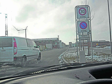Einladend: Die breiten und schnurgeraden Straßen im Zauberwinkel verführen dazu, aufs Gas zu drücken. Hinweisschilder hin oder her. foto: rm Einladend: Die breiten und schnurgeraden Straßen im Zauberwinkel verführen dazu, aufs Gas zu drücken. Hinweisschilder hin oder her. foto: rm