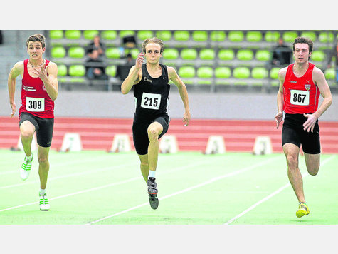 Abgehängt hatte David Gollnow (Mitte) seine Konkurrenten Jim Patrik Junker (l.) und Fabian Berger im 60-Meter-Vorlauf, fürs Finale reichte es für den Erdinger trotzdem nicht. Dafür hielt er sich mit Silber über 200 Meter schadlos. foto: kiefner