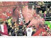 Schlechte Gewinner: Obwohl ihr Team einen 6:2-Erfolg gegen Erding eingefahren hatte, z&uuml;ndeten Klosterseer Fans eine Rauchbombe und attackierten Ordner und Polizei. foto: (Baumann)
