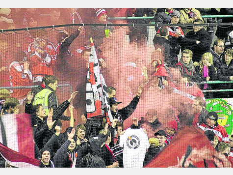 Schlechte Gewinner: Obwohl ihr Team einen 6:2-Erfolg gegen Erding eingefahren hatte, z&uuml;ndeten Klosterseer Fans eine Rauchbombe und attackierten Ordner und Polizei. foto: (Baumann)
