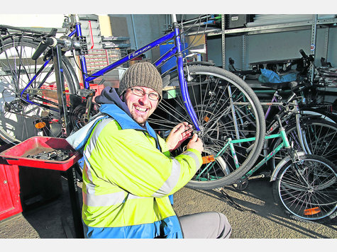 Schrott mit Beratung: Betriebsleiter Holger Schmidt k&uuml;mmert sich im Wertstoffhof Planegg um Fundr&auml;der und macht sie wieder fahrt&uuml;chtig. foto: rutt
