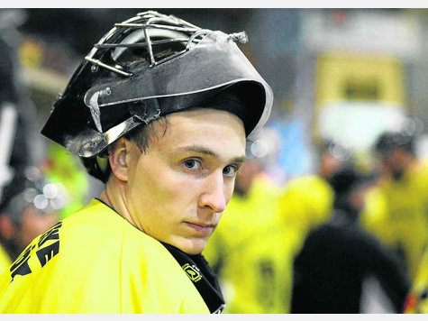 H&auml;lt die T&ouml;lzer L&ouml;wen mit spektakul&auml;ren Saves im Spiel, bescheinigt aber auch seinem Gegen&uuml;ber eine starke Leistung: &bdquo;Martin Morczinietz hat ein super Spiel gemacht&ldquo;, sagt Andreas Jenike. Foto: Archiv