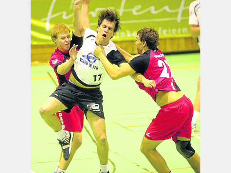 Durchgesetzt: Der TuS gewinnt gegen Coburg deutlich mit 45:26. Foto: Archiv Weber