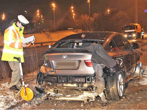 Der BMW und der Transporter waren nach dem schweren Unfall auf dem Georg-Brauchle-Ring nur noch Schrott.