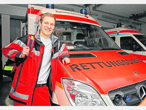 Assistent des Arztes am Unfallort ist Lukas von St&uuml;lpnagel als Staatlich gepr&uuml;fter Rettungsassistent. Foto: hermsdorf