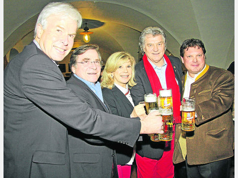 Ein Prost auf viele Spenden: (v.l.) Rainer Holzschuh, Elmar Wepper, Marianne und Michael Hartl und Peter Hubert. foto: kn