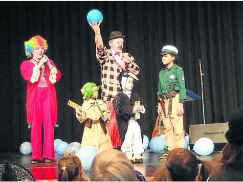 Viele sch&ouml;ne Kost&uuml;me gab es beim ersten Kinderfasching in der Loisachhalle seit mehr als zehn Jahren. Die Gewinner der Kost&uuml;mpr&auml;mierung durften zu S&auml;ngerin Eveline H&ouml;rschelmann und Clown Rainer Breuer auf die B&uuml;hne. Foto: red