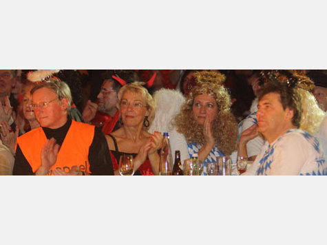 Himmelsgesch&ouml;pfe und M&auml;chte der Unterwelt feierten gemeinsam beim Faschingsball des TSV Eintracht Karlsfeld mit dem Motto "Himmlischer H&ouml;llentrip".
