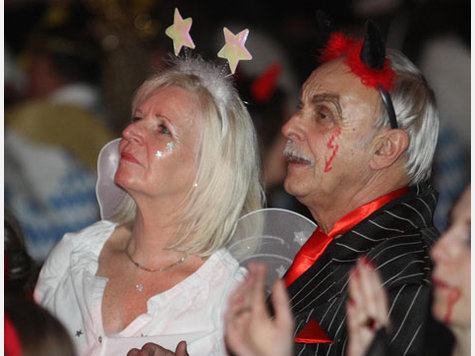 Himmelsgesch&ouml;pfe und M&auml;chte der Unterwelt feierten gemeinsam beim Faschingsball des TSV Eintracht Karlsfeld mit dem Motto "Himmlischer H&ouml;llentrip".
