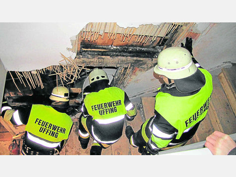 Schwieriger Einsatz für die Feuerwehr: Die Holzverkleidung im Bereich des Kachelofens muss aufgeschnitten werden, um die Glutnester löschen zu können. Foto: Feuerwehr Schwieriger Einsatz für die Feuerwehr: Die Holzverkleidung im Bereich des Kachelofens muss aufgeschnitten werden, um die Glutnester löschen zu können. Foto: Feuerwehr