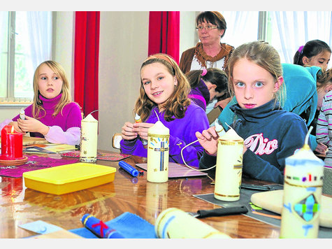 Voll konzentriert bastelten Thanninger Kinder im Vereinsheim Lichtmess-Kerzen. Foto: koestler Voll konzentriert bastelten Thanninger Kinder im Vereinsheim Lichtmess-Kerzen. Foto: koestler