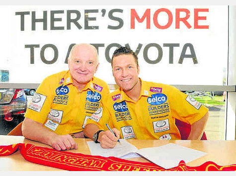 Der Vertrag ist unterzeichnet: Martin Smolinski (r.) und Birminghams Manager Graham Drury. foto: tb