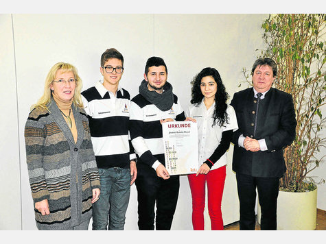 Tun auch nach dem Unterricht viel: (v.l.) Schulleiterin Angela Hager-Krug, Schülersprecher Riccardo Donelli, Orkun Kilic und Gülsah Devici. Ihnen gratuliert der Ministerialbeauftragte Ernst Fischer. foto: TB Tun auch nach dem Unterricht viel: (v.l.) Schulleiterin Angela Hager-Krug, Schülersprecher Riccardo Donelli, Orkun Kilic und Gülsah Devici. Ihnen gratuliert der Ministerialbeauftragte Ernst Fischer. foto: TB