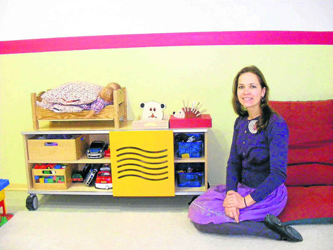 Mit dem Knopfbären und anderen Spielsachen will Julka Grajcarova die Kinder in der Elternschule fördern. foto: weise Mit dem Knopfbären und anderen Spielsachen will Julka Grajcarova die Kinder in der Elternschule fördern. foto: weise