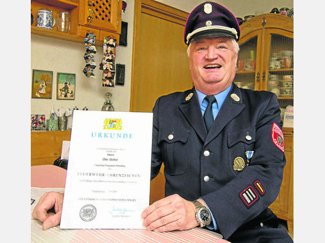 Hohe Auszeichnung: Ende 2011 erhielt Otto Gerber das Feuerwehr-Ehrenzeichen von Bayerns Innenminister Joachim Herrmann für 40-jährige aktive Dienstzeit. Foto: jaksch Hohe Auszeichnung: Ende 2011 erhielt Otto Gerber das Feuerwehr-Ehrenzeichen von Bayerns Innenminister Joachim Herrmann für 40-jährige aktive Dienstzeit. Foto: jaksch
