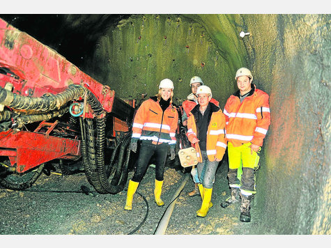 Die Patin mit den Arbeitern: (v.l.) Maria Riesch, Projektleiter Dietmar Kerbis, Bauleiter Bernd Christophl und Stefan Wei&szlig;enbacher (Bild l.). Fotos: Sehr