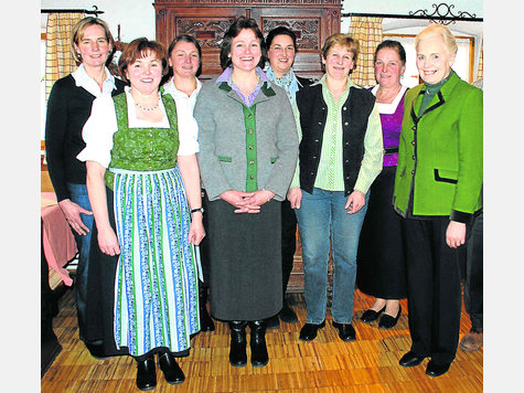 Landfrauen-Vertretung: Mit den Kreisb&auml;uerinnen (vorne v. li.) Ursula Fiechtner und Annelies Huber sowie Landesb&auml;uerin Annemarie Biechl (re.) stellten sich die Beisitzerinnen (v. li.) Monika Ailler, Helene Werberger, Ingrid Jocher, Maria Urban und Barbara Gerg zum Foto. Foto: hohenauer