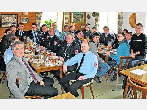 Auf eine Brotzeit lud Bürgermeister Hans Peis (l.) die Feuerwehrler zum Dank ein. foto: do Auf eine Brotzeit lud Bürgermeister Hans Peis (l.) die Feuerwehrler zum Dank ein. foto: do