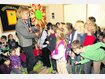 Mit einer &bdquo;Wunschblume&ldquo; verabschiedeten sich die Sch&uuml;ler der zweiten Klasse von Renate Lengger, die nach 40 Jahren im Schuldienst an der Grundschule Denklingen in den Ruhestand geht. Foto: fkn
