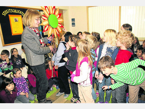 Mit einer &bdquo;Wunschblume&ldquo; verabschiedeten sich die Sch&uuml;ler der zweiten Klasse von Renate Lengger, die nach 40 Jahren im Schuldienst an der Grundschule Denklingen in den Ruhestand geht. Foto: fkn