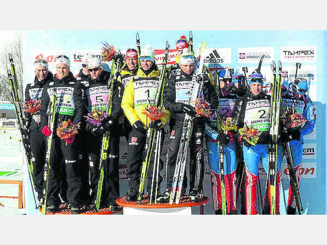 Am Ziel aller Tr&auml;ume: Im slowakischen Osrblie gewann Matthias Bischl (gelber Anorak) zusammen mit Daniel B&ouml;hm, Johannes K&uuml;hn und Erik Lesser den EM-Titel mit der 4  x 7,5-Kilometer-Staffel. Es ist der vorl&auml;ufige H&ouml;hepunkt in der Karriere des 23-j&auml;hrigen Obers&ouml;cheringers, die vor gut drei Jahren schon so gut wie beendet schien. Damals hatte Bischl die sportlichen Kriterien f&uuml;r die Junioren-Weltmeisterschaft in Kanada erf&uuml;llt, doch er wurde von den Verantwortlichen nicht nominiert.