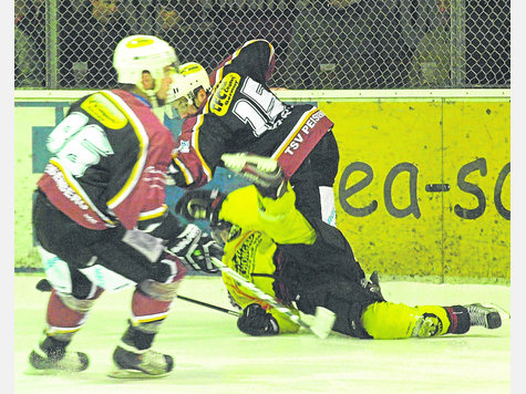 Nochmals das Derby: Nach dem 1:4 im Hinspiel will sich die EA Schongau in Peißenberg nicht überfahren lassen. foto: df Nochmals das Derby: Nach dem 1:4 im Hinspiel will sich die EA Schongau in Peißenberg nicht überfahren lassen. foto: df