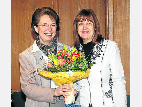 40 Jahre im Rathaus: Mitarbeiterin Ingeborg Ströer und Bürgermeisterin Cornelia Irmer. Fotos: sh 40 Jahre im Rathaus: Mitarbeiterin Ingeborg Ströer und Bürgermeisterin Cornelia Irmer. Fotos: sh