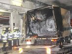 Lastwagen brennt in Anlieferzone ab