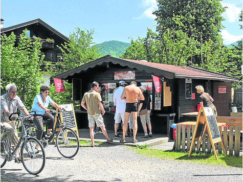 Beliebte Anlaufstelle f&uuml;r hungrige Badeg&auml;ste und Ausfl&uuml;gler ist der Ringsee-Kiosk im Sommer. Foto: Archiv Thomas Plettenberg