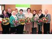 Blumen f&uuml;r die Gew&auml;hlten (v. l.): Helene Lobmaier, BBV-Gesch&auml;ftsf&uuml;hrer Gerhard Stock, Paul Maier, Sabine Berger, Irmgard Kiermair, Elisabeth Mayr, Lore Hermannsdorfer, Irmgard Posch und Landesb&auml;uerin Annemarie Bichl. Foto: Kuhn
