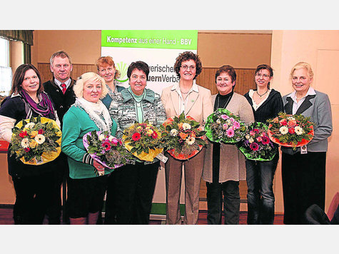 Blumen für die Gewählten (v. l.): Helene Lobmaier, BBV-Geschäftsführer Gerhard Stock, Paul Maier, Sabine Berger, Irmgard Kiermair, Elisabeth Mayr, Lore Hermannsdorfer, Irmgard Posch und Landesbäuerin Annemarie Bichl. Foto: Kuhn Blumen für die Gewählten (v. l.): Helene Lobmaier, BBV-Geschäftsführer Gerhard Stock, Paul Maier, Sabine Berger, Irmgard Kiermair, Elisabeth Mayr, Lore Hermannsdorfer, Irmgard Posch und Landesbäuerin Annemarie Bichl. Foto: Kuhn