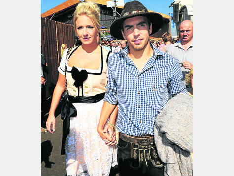 Claudia und Philipp Lahm, hier auf der Wiesn 2011, haben sich ein Haus in Tegernsee-Süd zugelegt. Foto: MZV-Archiv Claudia und Philipp Lahm, hier auf der Wiesn 2011, haben sich ein Haus in Tegernsee-Süd zugelegt. Foto: MZV-Archiv