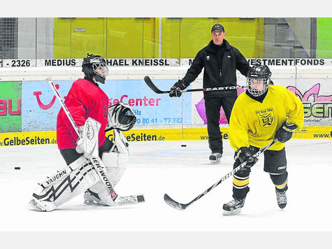 Beobachtet die Tölzer Schüler-Bundesliga-Mannschaft: Derek Mayer (hi.). foto: P. Staar Beobachtet die Tölzer Schüler-Bundesliga-Mannschaft: Derek Mayer (hi.). foto: P. Staar
