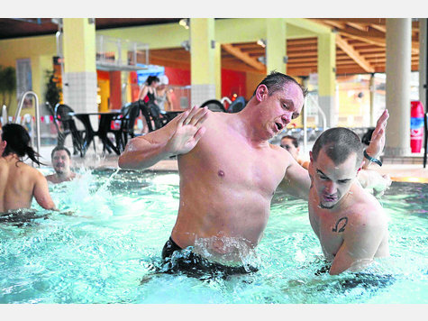 Selbstverteidigung für Mitarbeiter im Rettungsdienst demonstriert hier im Wasser Notarzt Dr. Rupert Schmidt. Foto: herold Selbstverteidigung für Mitarbeiter im Rettungsdienst demonstriert hier im Wasser Notarzt Dr. Rupert Schmidt. Foto: herold