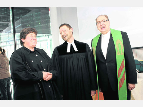 Drei Jahre war Markus Hepp Seelsorger auf dem Campus; Abschied von Pfarrerin Kathrin Frohwein und Klaus Schmucker (r.). Foto: Mic Drei Jahre war Markus Hepp Seelsorger auf dem Campus; Abschied von Pfarrerin Kathrin Frohwein und Klaus Schmucker (r.). Foto: Mic