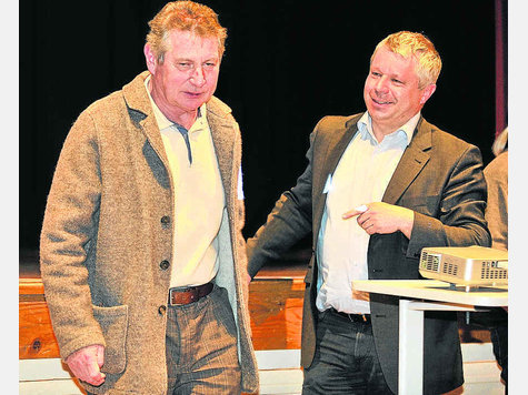 Denkwürdiger Auftritt: Nachdem Bürgermeister Hansjörg Zahler (r.) mit Engelszungen auf ihn eingeredet hat, verlässt Dr. Josef Neuner das Rednerpult. Foto: sehr Denkwürdiger Auftritt: Nachdem Bürgermeister Hansjörg Zahler (r.) mit Engelszungen auf ihn eingeredet hat, verlässt Dr. Josef Neuner das Rednerpult. Foto: sehr