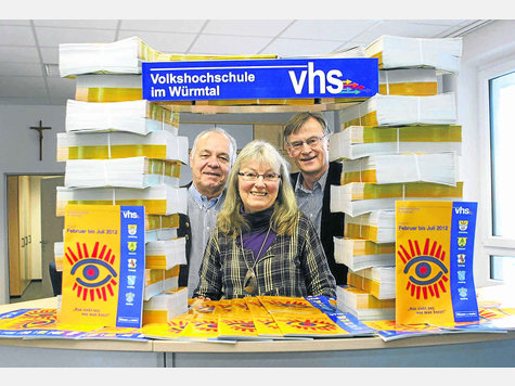 Viel zu entdecken: Jochen Schwerdtner (li.), Annemie Wagner und Kurt Landwehrmann pr&auml;sentieren das neue, bunte Kursprogramm der Volkshochschule W&uuml;rmtal. foto: h&ouml;fle