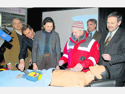 Schocktherapie: Notarzt Willi Dörder zeigt Ministerin Ilse Aigner, wie ein Defibrillator arbeitet. Mit im Bild: (v.l.) Dr. Christian Pawlak, Moderator Stefan Scheider, Olaf von Löwis, 2. Bürgermeister Holzkirchen, Günter Pilz, Kardiologie-Chefarzt Agatharied. foto:al Schocktherapie: Notarzt Willi Dörder zeigt Ministerin Ilse Aigner, wie ein Defibrillator arbeitet. Mit im Bild: (v.l.) Dr. Christian Pawlak, Moderator Stefan Scheider, Olaf von Löwis, 2. Bürgermeister Holzkirchen, Günter Pilz, Kardiologie-Chefarzt Agatharied. foto:al