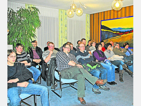 Interessierte Zuhörer bei der Gemeinderatsdebatte um das neue Vereinsheim in Denklingen. Foto: lk Interessierte Zuhörer bei der Gemeinderatsdebatte um das neue Vereinsheim in Denklingen. Foto: lk