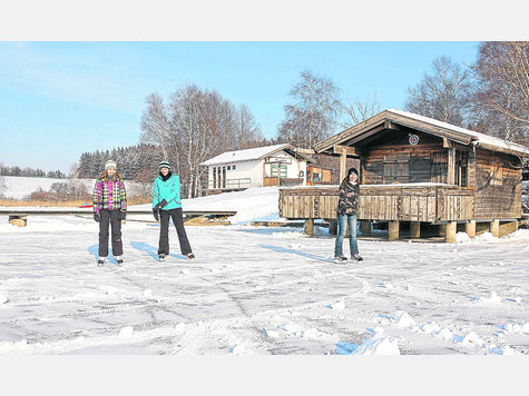 Auf dem zugefrorenen Haslacher See bei Bernbeuren tummeln sich schon die ersten Schlittschuhläufer. Foto: preller Auf dem zugefrorenen Haslacher See bei Bernbeuren tummeln sich schon die ersten Schlittschuhläufer. Foto: preller