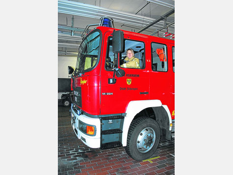 Manuela Bednarski ist die erste Schongauer Feuerwehrlerin, die den Lkw-Führerschein komplett bezahlt bekommt. Manuela Bednarski ist die erste Schongauer Feuerwehrlerin, die den Lkw-Führerschein komplett bezahlt bekommt.