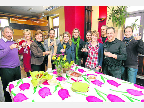 Traditioneller Neujahrsempfang im Planegger Jugendhaus Waaghäusl (v.li.): 2. Bürgermeister Peter Heizer, Angelika Kluge (Kreisjugendring), Bürgermeisterin Annemarie Detsch, Thomas Zynda (Marteeny), Nadja Köhler (Marteeny), Claudia Haslbeck (Waaghäusl), Anne Bomblies (Mobile Jugendarbeit), Sabine Becker (Sozialarbeit Planegg), Jan Lindemann (Waaghäusl), Dirk Imhof (Waaghäusl) sowie Franziska Pazman (Volksschule Planegg Schulsozialarbeit). Foto: höfle Traditioneller Neujahrsempfang im Planegger Jugendhaus Waaghäusl (v.li.): 2. Bürgermeister Peter Heizer, Angelika Kluge (Kreisjugendring), Bürgermeisterin Annemarie Detsch, Thomas Zynda (Marteeny), Nadja Köhler (Marteeny), Claudia Haslbeck (Waaghäusl), Anne Bomblies (Mobile Jugendarbeit), Sabine Becker (Sozialarbeit Planegg), Jan Lindemann (Waaghäusl), Dirk Imhof (Waaghäusl) sowie Franziska Pazman (Volksschule Planegg Schulsozialarbeit). Foto: höfle