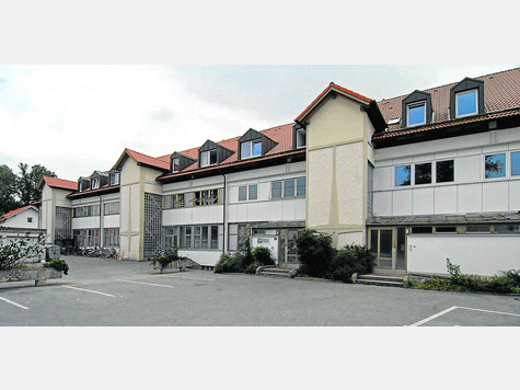 Saniert werden muss die Unterkunft an der Hans-Guggemos-Stra&szlig;e in Weilheim. Die letzten Sp&auml;taussiedler zogen dort 2007 aus. foto: Gronau