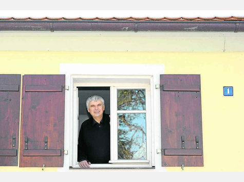 Frische Luft, freier Blick: der frühere Landesbischof Friedrich in seinem Haus in Spalt (Mittelfranken). Foto: dpa Frische Luft, freier Blick: der frühere Landesbischof Friedrich in seinem Haus in Spalt (Mittelfranken). Foto: dpa