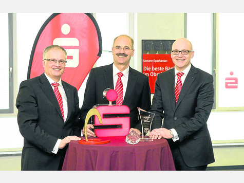 Auszeichnungen, die die Bank im Laufe des Jahres erhielt, zeigen die Sparkassenvorstände (v.l.): Thomas Orbig, Josef Koch (Vorsitzender) und Markus Lanz. Foto: gro Auszeichnungen, die die Bank im Laufe des Jahres erhielt, zeigen die Sparkassenvorstände (v.l.): Thomas Orbig, Josef Koch (Vorsitzender) und Markus Lanz. Foto: gro
