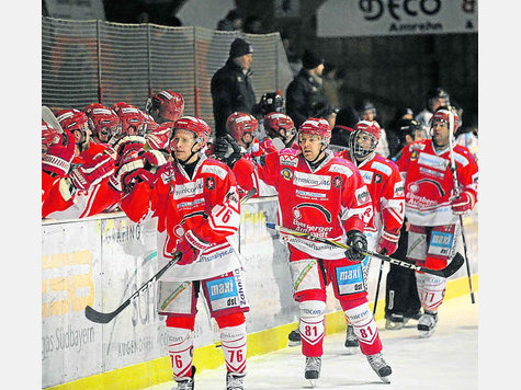 Gut gemacht: EHC-Spieler klatschen sich an der Auswechselbank ab. Foto: Stefan Rossmann